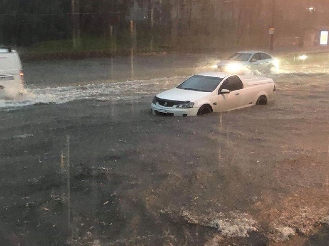 ФОТО ГАЛЕРИЈА: Невреме во Сиднеј, обилни дождови ги поплавија улиците