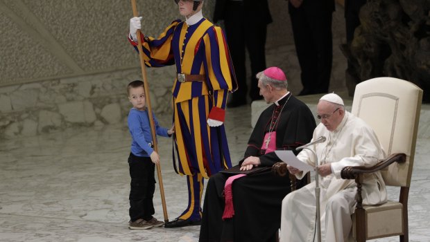 Момче ги освои сите симпатии: Се качи на подиумот, се доближи до папата, а потоа мајката ја откри тажната вистина за него (ВИДЕО)
