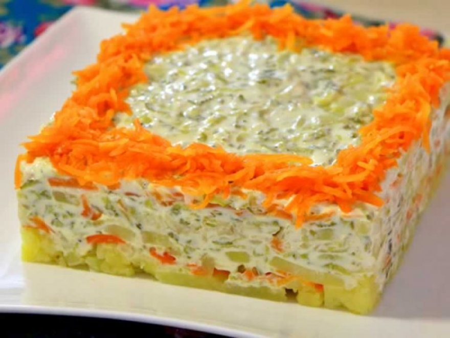 Брза и лесна: Посна салата со компири, моркови и кисели краставички