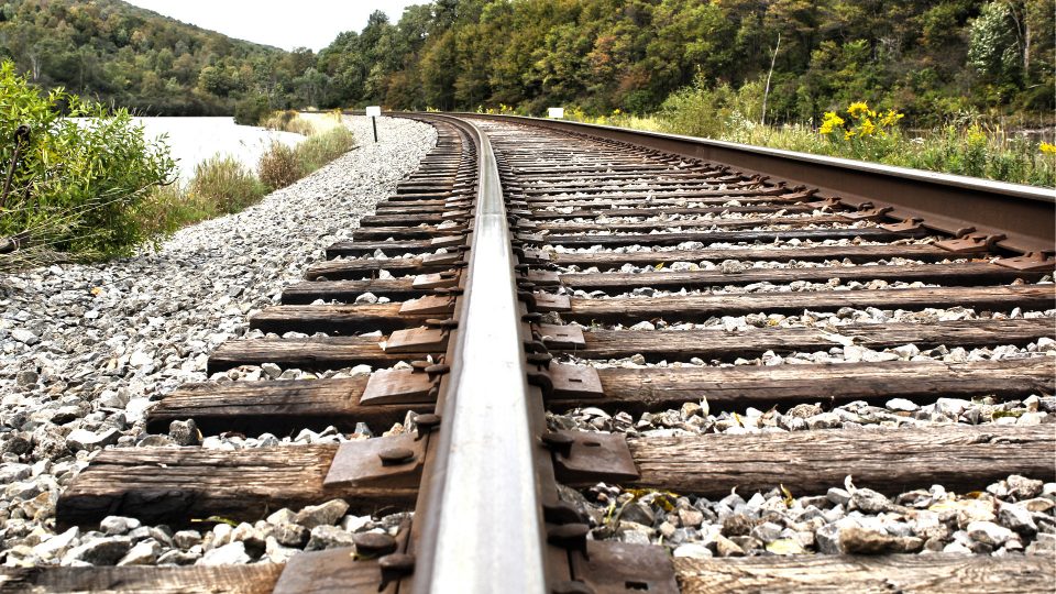 Товарен воз усмрти двајца мигранти кои лежеле на пругата меѓу Миравци и Клисура