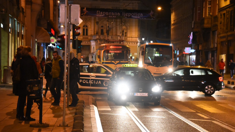 (ВИДЕО) Драма во Сараево: Мигранти нападнаа и повредија момче во трамвај во центарот на градот