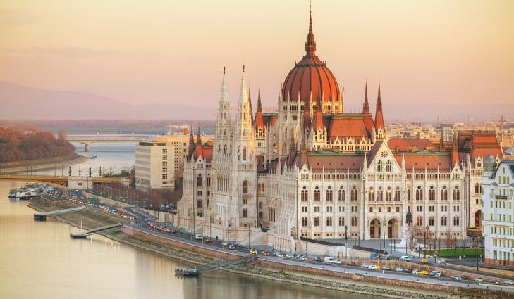 Што предвидува унгарскиот закон за политички азил?