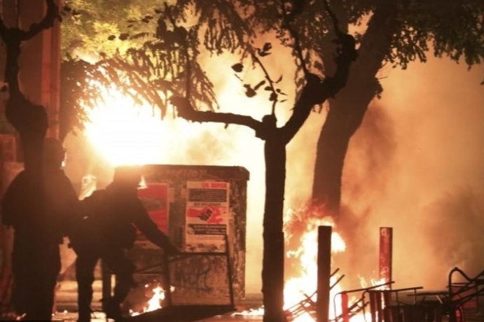Хаос во центарот на Атина: Демонстрантите запалија американско знаме и удрија по полицијата