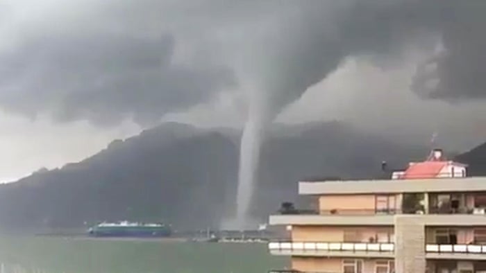 Силно торнадо над градот Салерно во Италија (ВИДЕО)