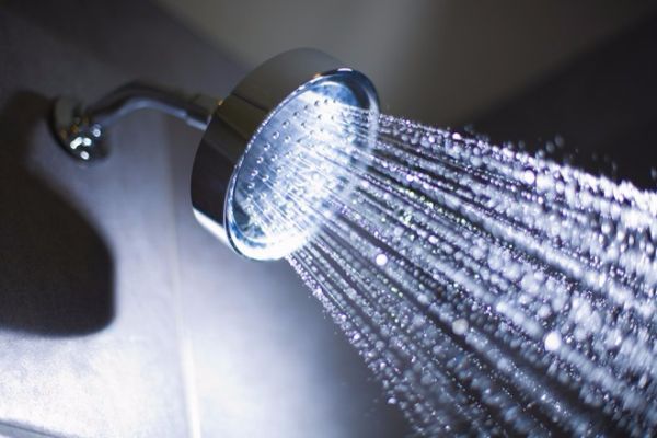 Секојдневното туширање не е штетно, но еве што треба да преземеме за да не дојде до исушување на кожата