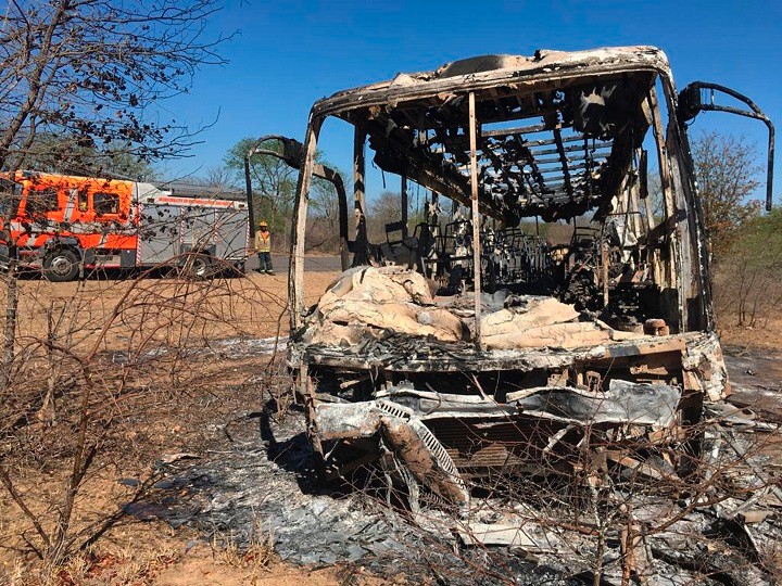Изгоре патнички автобус во Зимбабве, загинаа над 40 лица