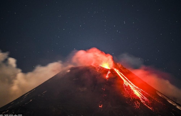Се aктивира најголемиот вулкан во Европа: Исфрла лава, тлото се тресе (ВИДЕО)
