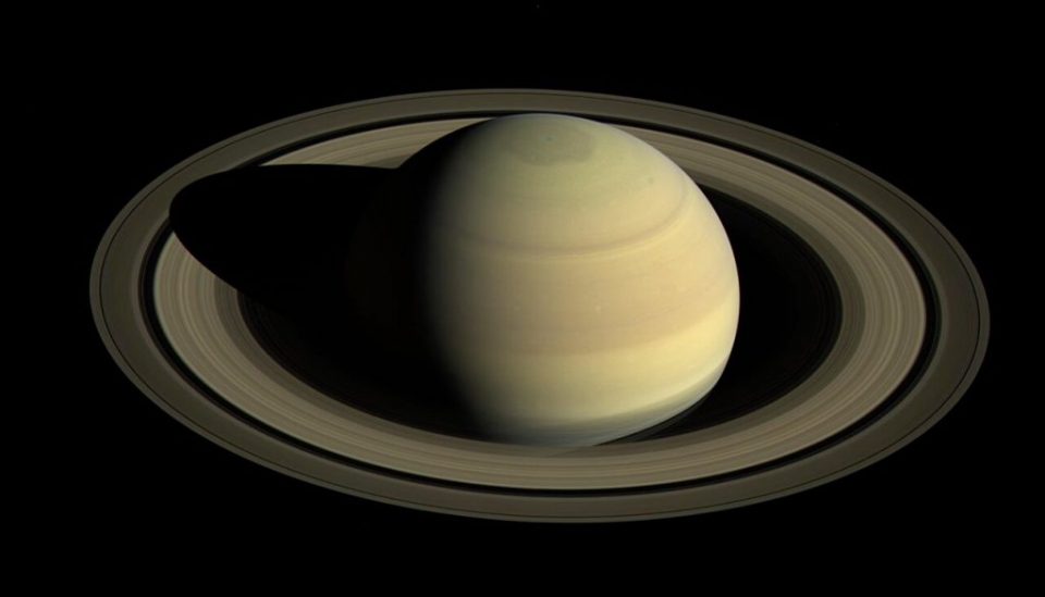 Сатурн многу брзо ги апсорбира прстените, можe да исчезнат за 100 милиони години (ВИДЕО)