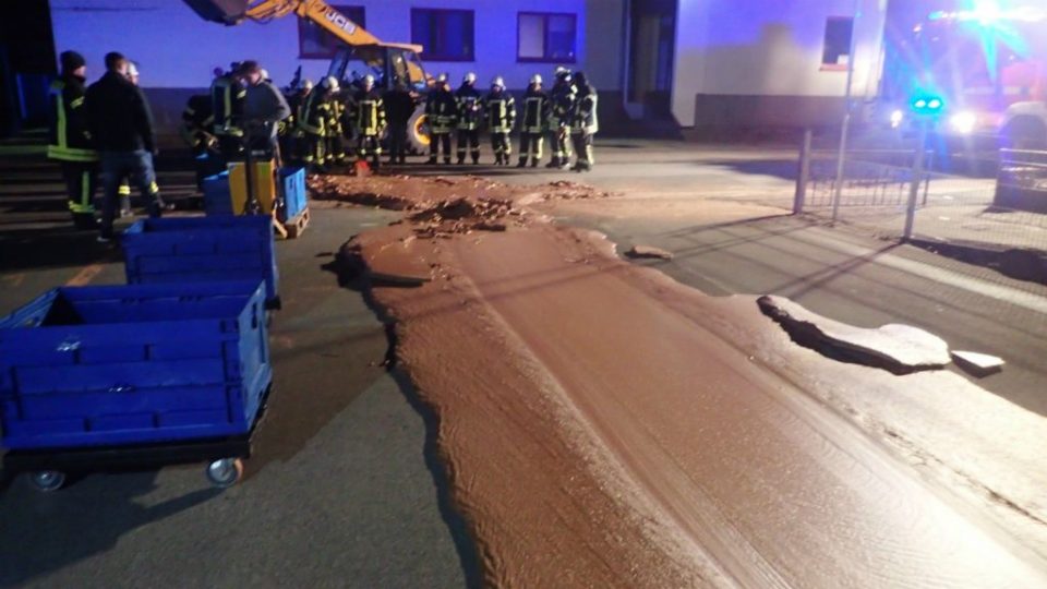 Необична несреќа – течно чоколадо преплавило улица (ФОТО)