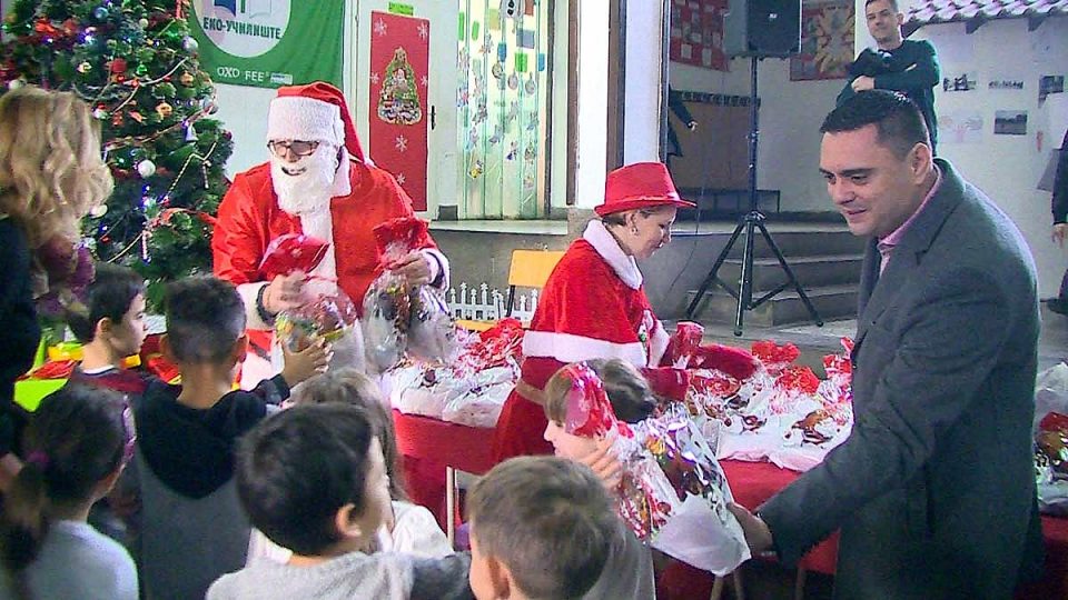 ВИДЕО: Градоначалникот Јанчев и Дедо Мраз меѓу учениците