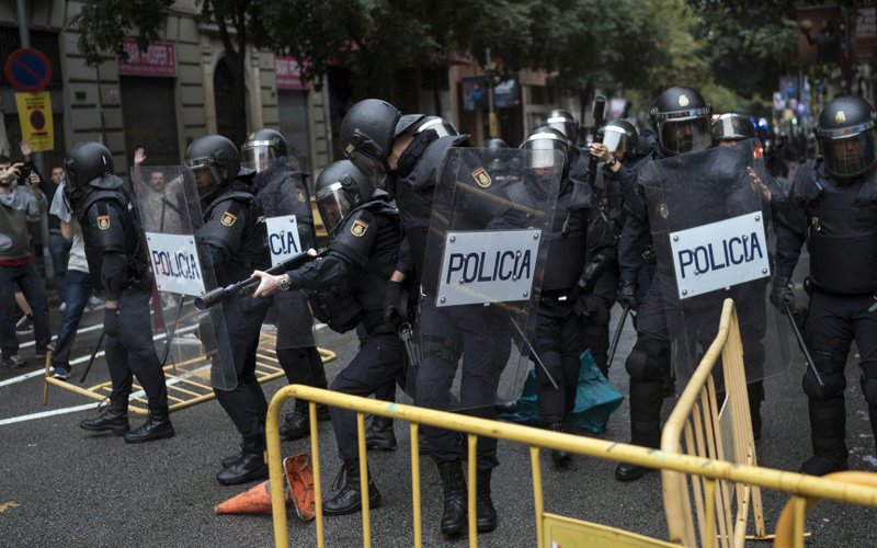 Шпанија: Мадрид се закани дека ќе испрати своја полиција во Барселона