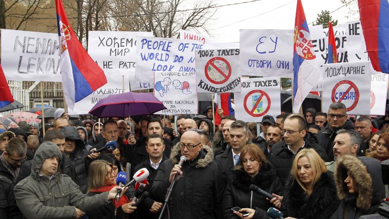 Продолжуваат протестите на косовските Срби против таксите на увозот од Србија