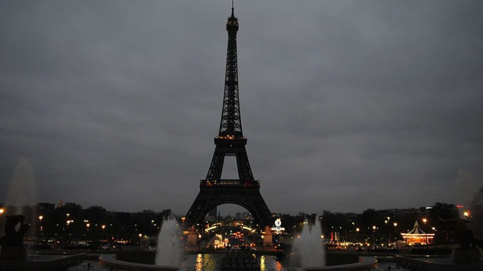 Светлата на Ајфеловата кула ќе бидат изгаснати на полноќ во спомен на жртвите од нападот во Стразбур