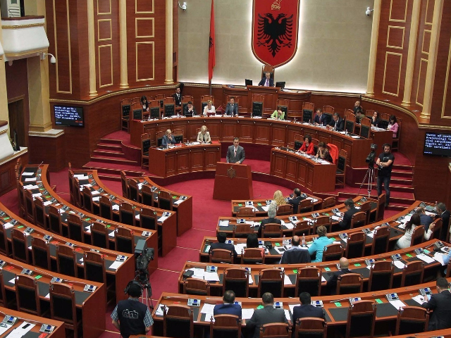 Албанската опозиција размислува за повлекување и на градоначалниците