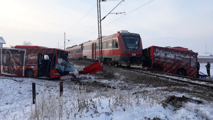 Трагедија кај Ниш: Автобус кој превезувал деца преполовен по удар од воз, тројца загинати (ФОТО)