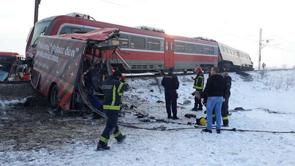 Расте бројот на загинати во тешката железничка несреќа во близина на Ниш (ВИДЕО)