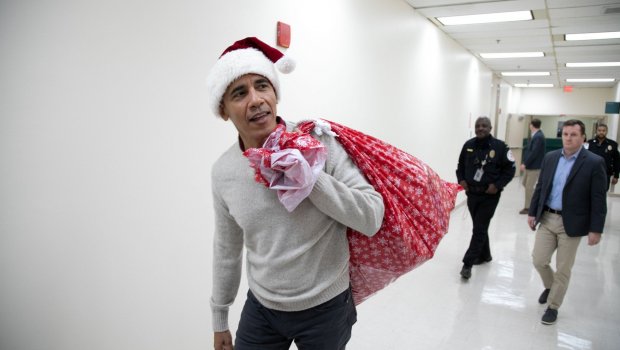 Се маскираше во Дедо мраз, но веднаш го препознаа: Еве кого Барак Обама посети пред Божиќ (ФОТО)