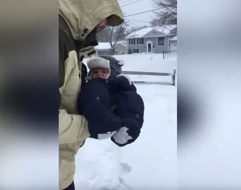 ВИДЕО: Татко првпат го изнесе своето бебе на снег, а потоа се случи вистинска комична ситуација