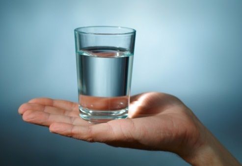 Еве зошто не треба да наздравувате со чаша вода