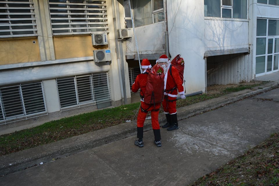 ФОТО: Децата од Клиниките за детски болести и Онкологија добија пакетчиња од Дедо Мраз