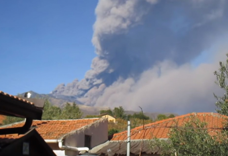 (ВИДЕО) Етна денеска еруптираше: Исфрла огромни количини пепел, регистрирани 130 верижни земјотреси