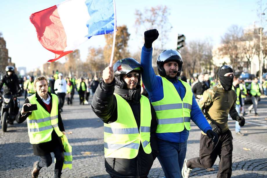 Франција: На протестите на „жолтите елеци“ уапсени околу 700 луѓе
