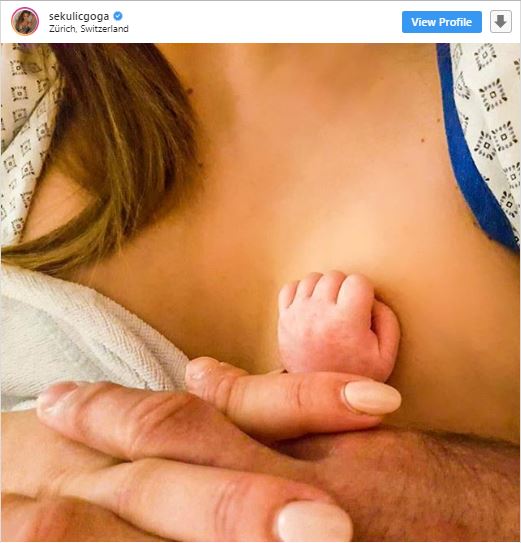 Српската пејачка на која и почина првиот сопруг објави прва фотографија со новородениот син: Еден детаљ ги изненади фановите (ФОТО)