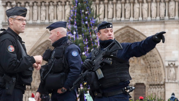 Франција со засилени безбедносни мерки се подготвува за дочекот на Новата година