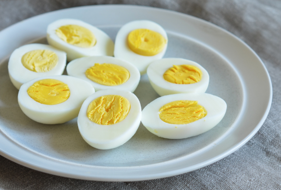 Домаќинките го открија трикот кој многумина не го знаеа: Еве како да проверите дали јајцата се свежи