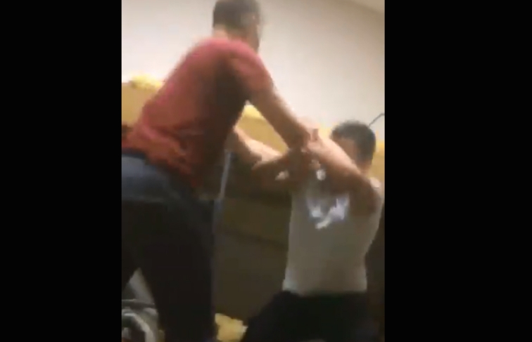 Средношколци во Краљево навиваат и снимаат додека еден ученик тепа друг