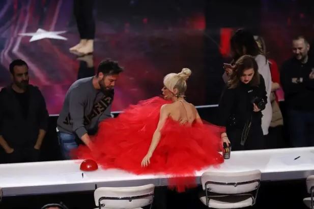 Хрватската пејачката се појави во чуден фустан долг 50 метри- најмалку материјал останало за деколтето кое и направи проблем (ФОТО)