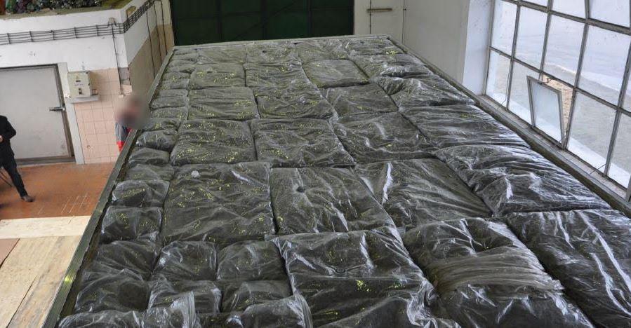 ВИДЕО: Запленети околу 515 кг. марихуана, дрогата ја криеле во специјален бункер во покрив од камион