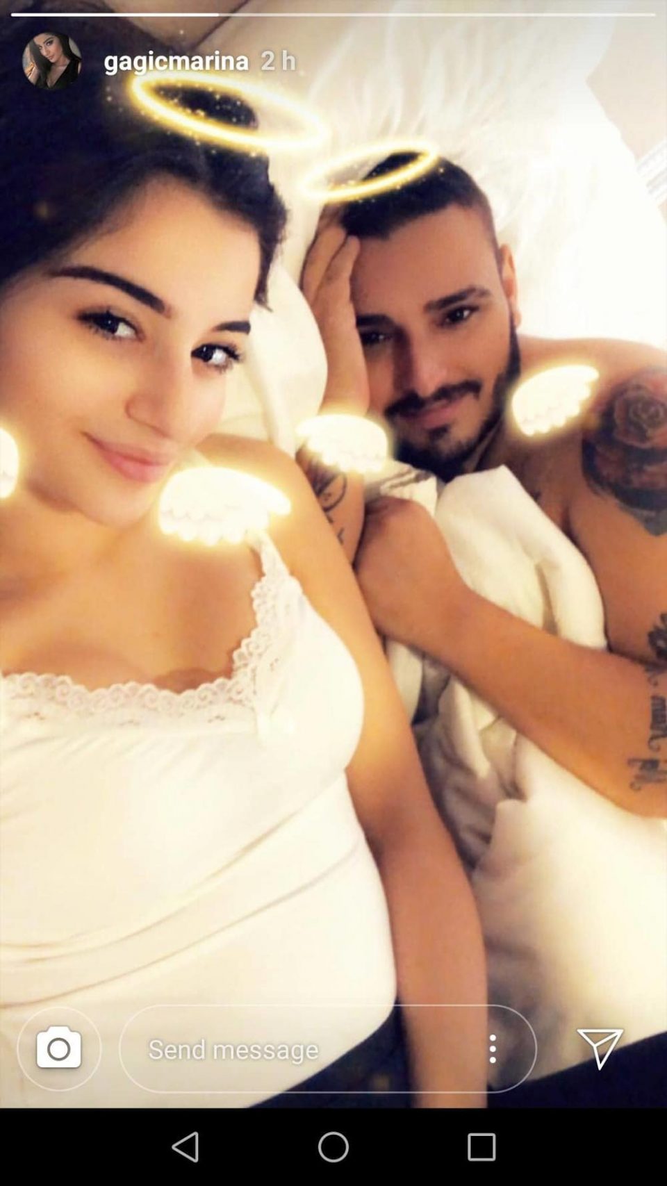 Бремената свршеницата на Дарко ги разнежни фановите- објави интимно видео од креветот додека тој и го бакнува стомакот