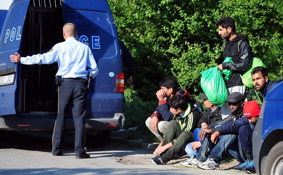 „Порше“ преполно со мигранти удрило во банкина на автопатот Смоквица- Демиркапија