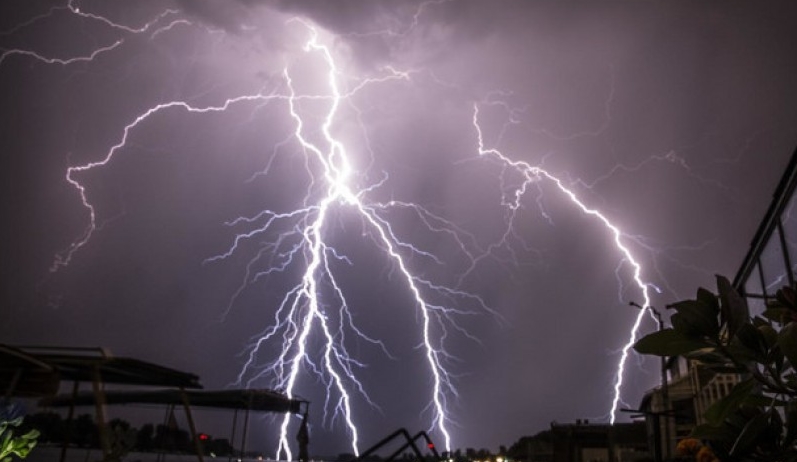 Бурата Пенелопа донесе над 16.000 молњи во Грција