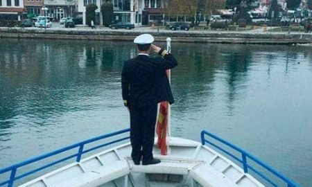 ВИДЕО: Со пуштени сирени, охридските бродари се простија од починатиот градоначалник