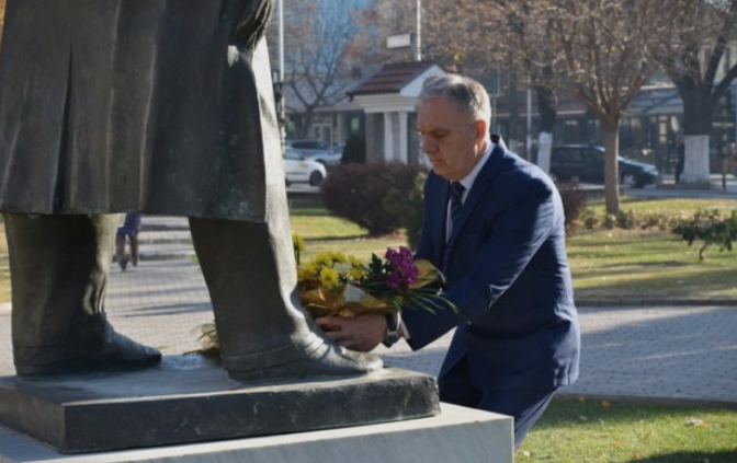 СРАМОТА: Градоначалникот на Прилеп го промашил споменикот, наместо на св. Климент Охридски, цвеќе му положил на Ченто