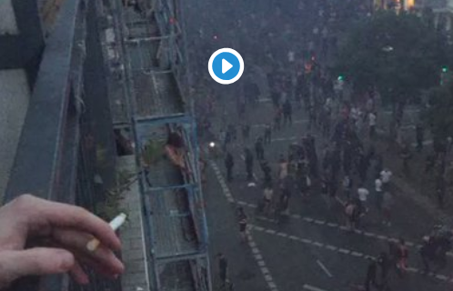 Додека едни протестираат во Париз, други имаат секс на тераса (+18)