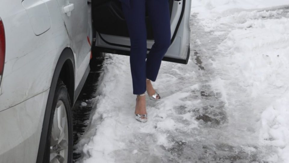 ФОТО: Која српска пејачка излезе со сандали на снегот?