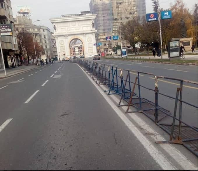 Полицијата го обиколи Собранието пред протестот, реагира Кризниот штаб