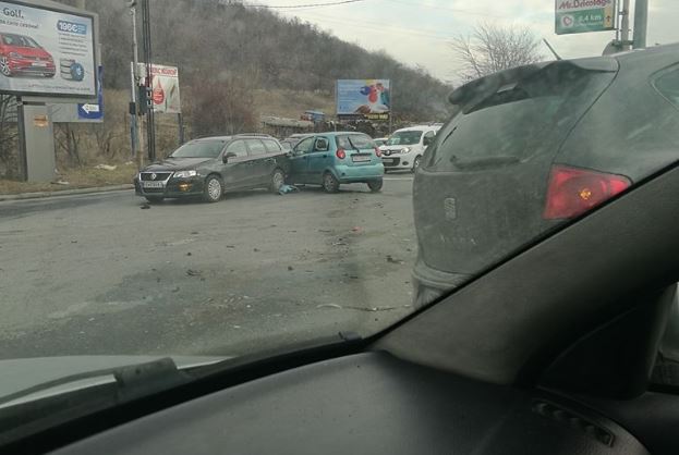 Две лица повредени во сообраќајката кај Момин Поток