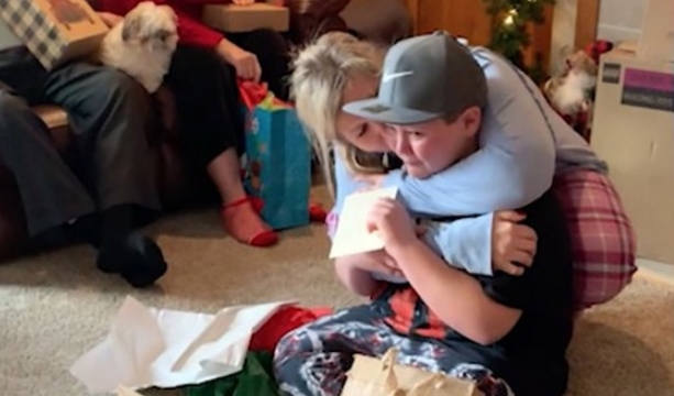 Најубавиот божиќен подарок: Реакцијата на детето кое дозна дека тетка му ќе го посвои (ВИДЕО)