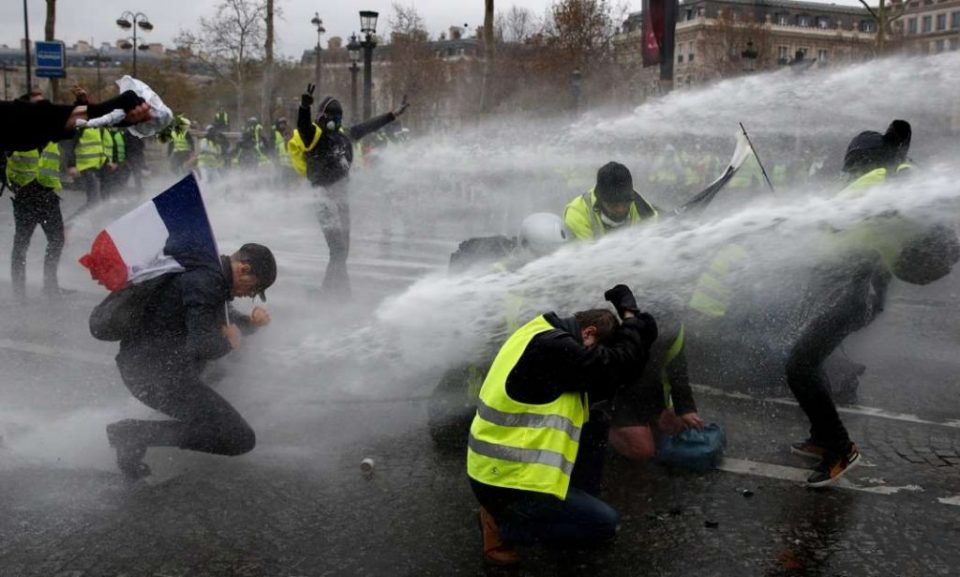 Две новинарки нападнати за време на протестите на „жолтите елеци“ во Франција