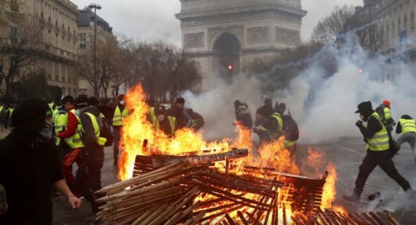 Франција: Почна судењето на „жолтите елеци“ за демолирањето на Триумфалната порта