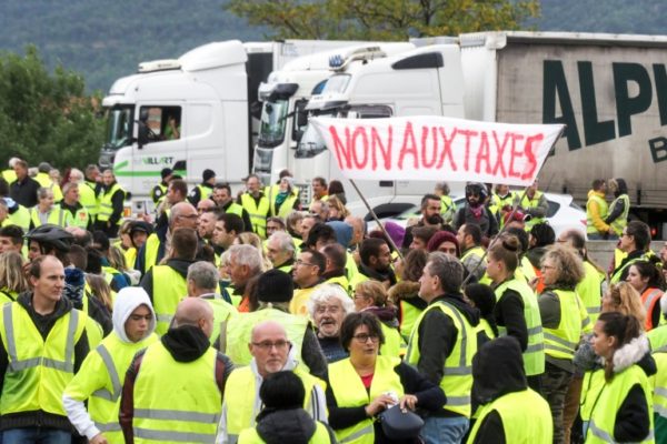 Француските „Жолти елеци“ во помал број продолжуваат со протестите