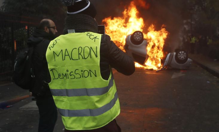Париз: Најмалку 44 приведени во протестите на „Жолтите елеци“
