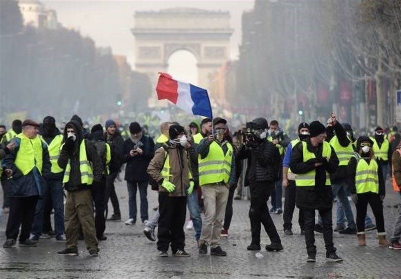 Во Париз приведен еден од неформалните лидери на „Жолтите елеци“