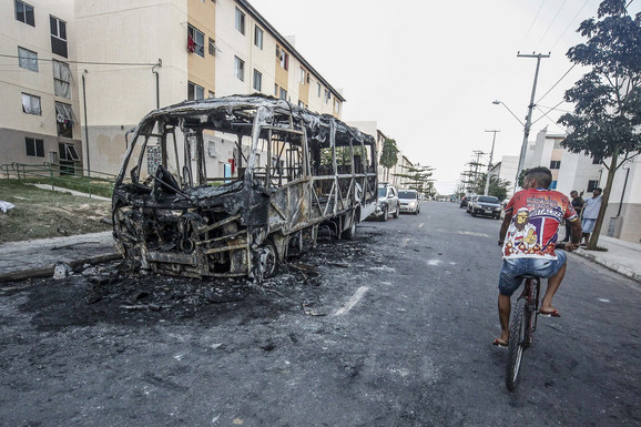 Хаос во Бразил: Бран насилства, напади на сите страни (ВИДЕО)