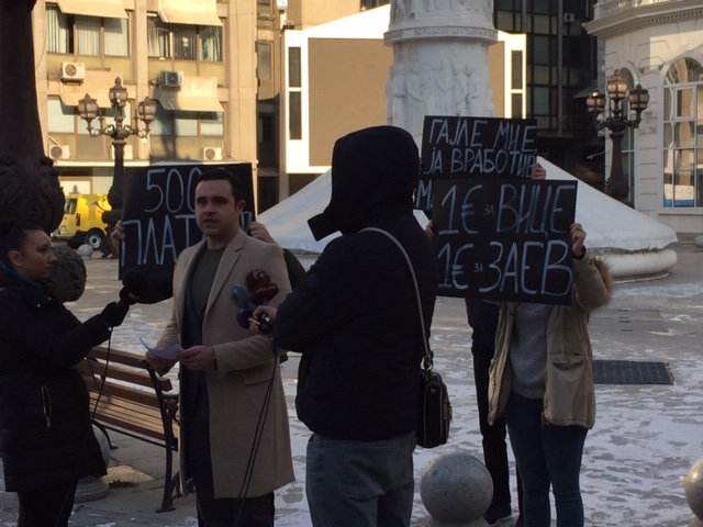 Граѓаните со порака до СДСМ и Костадинов: „500 евра плата, 1 евро за Вицето, 1 евро за Заев“  (ФОТО)