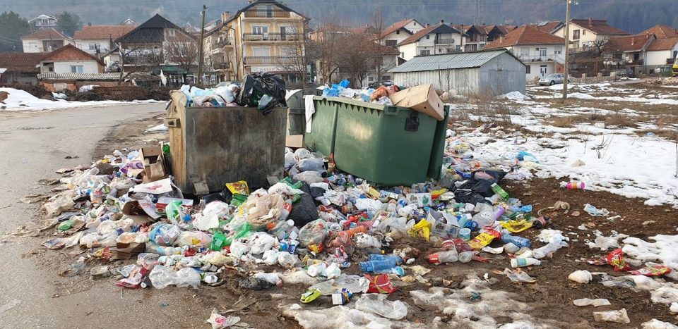 ФОТО: Кичевчани „се дават“ во ѓубре, властите ништо не превземаат
